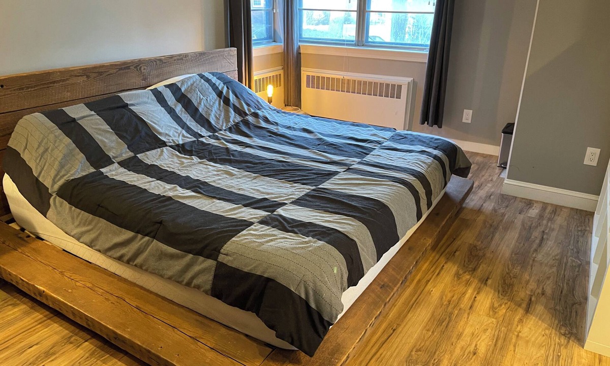 Silver Spring House | WHOLE SUITE 79 - DE LUXE KING BED in Master Bedroom + LR with 2 SLEEPING SOFAS