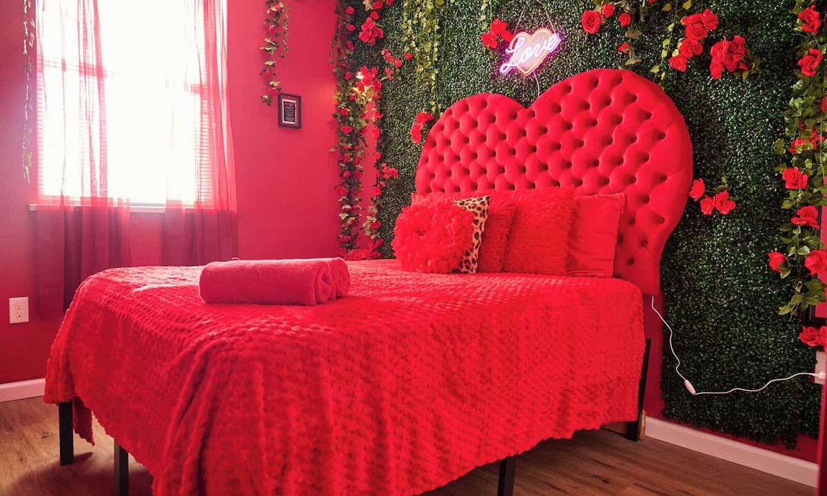 Poplar Apartment | "Wild Romance Hideaway" 5 MIN Away from Downtown