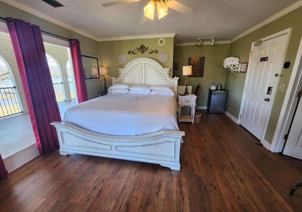 Lookout Valley Neighborhood Association Hotel | Williams Island Room at Tennessee RiverPlace