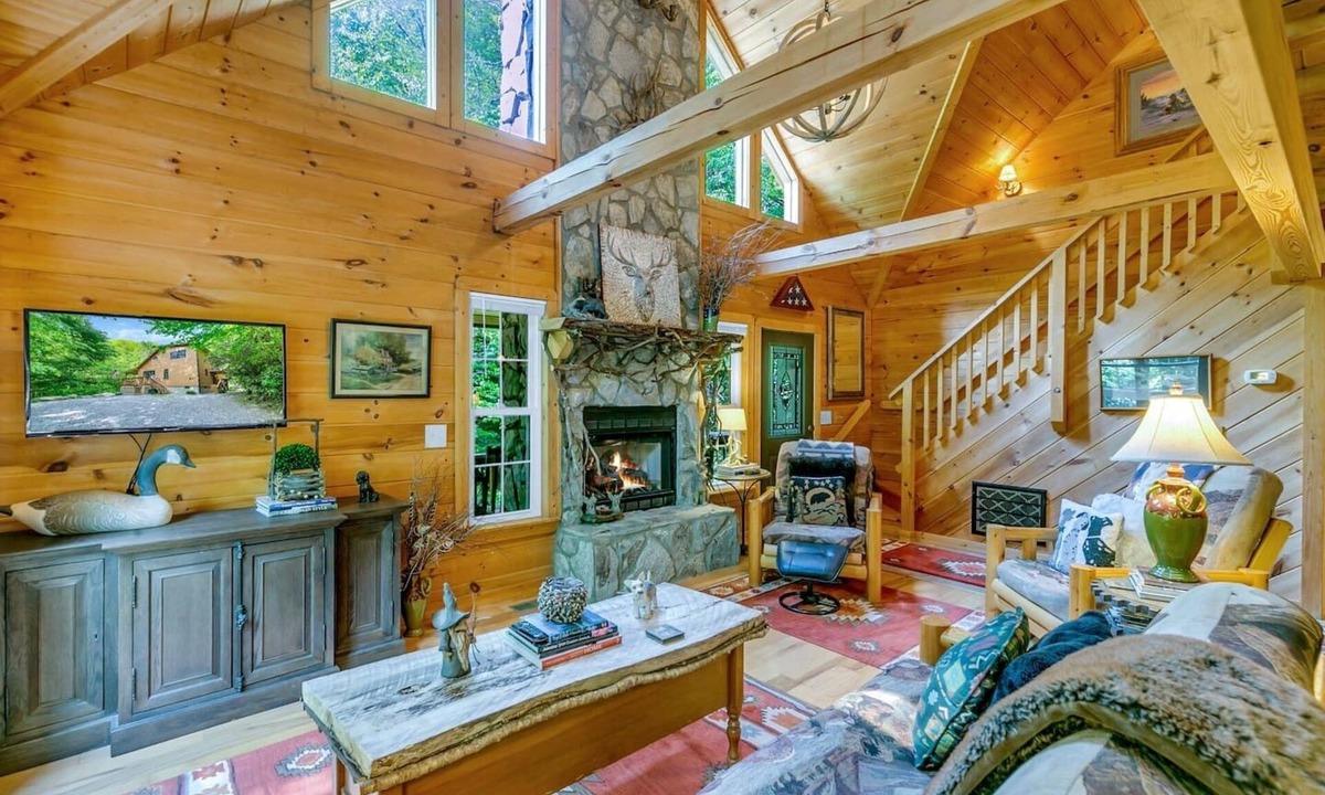 Maggie Valley Cabin | WindFall-Stunning, Pet Friendly, Creekside Cabin