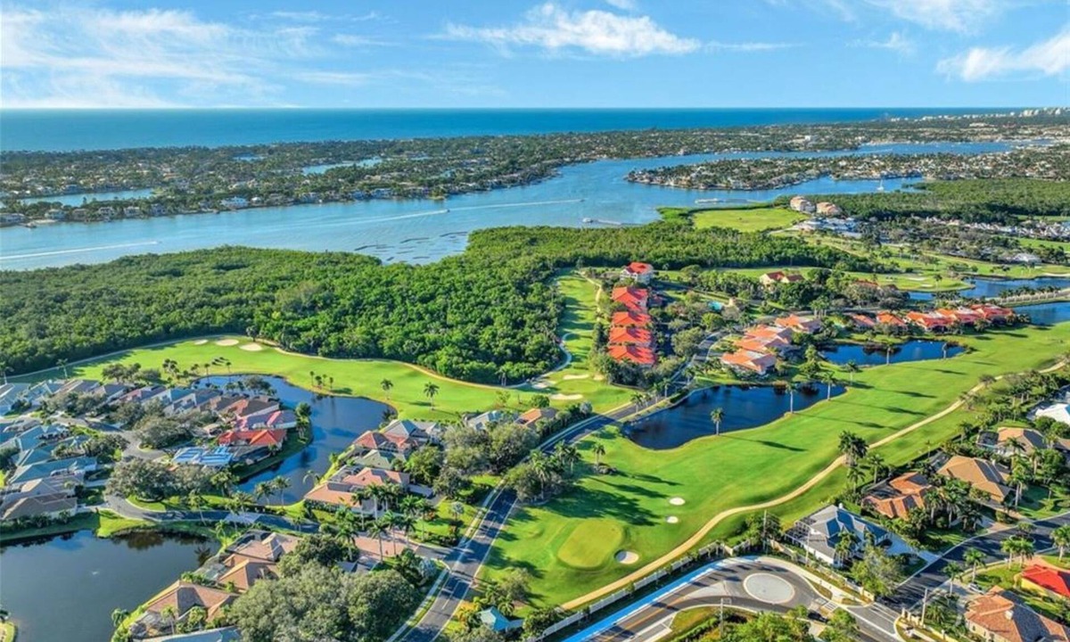 East Naples Villa | Windstar an exlusive community on Naples Bay! Well appointed 3 bed 2 bath villa