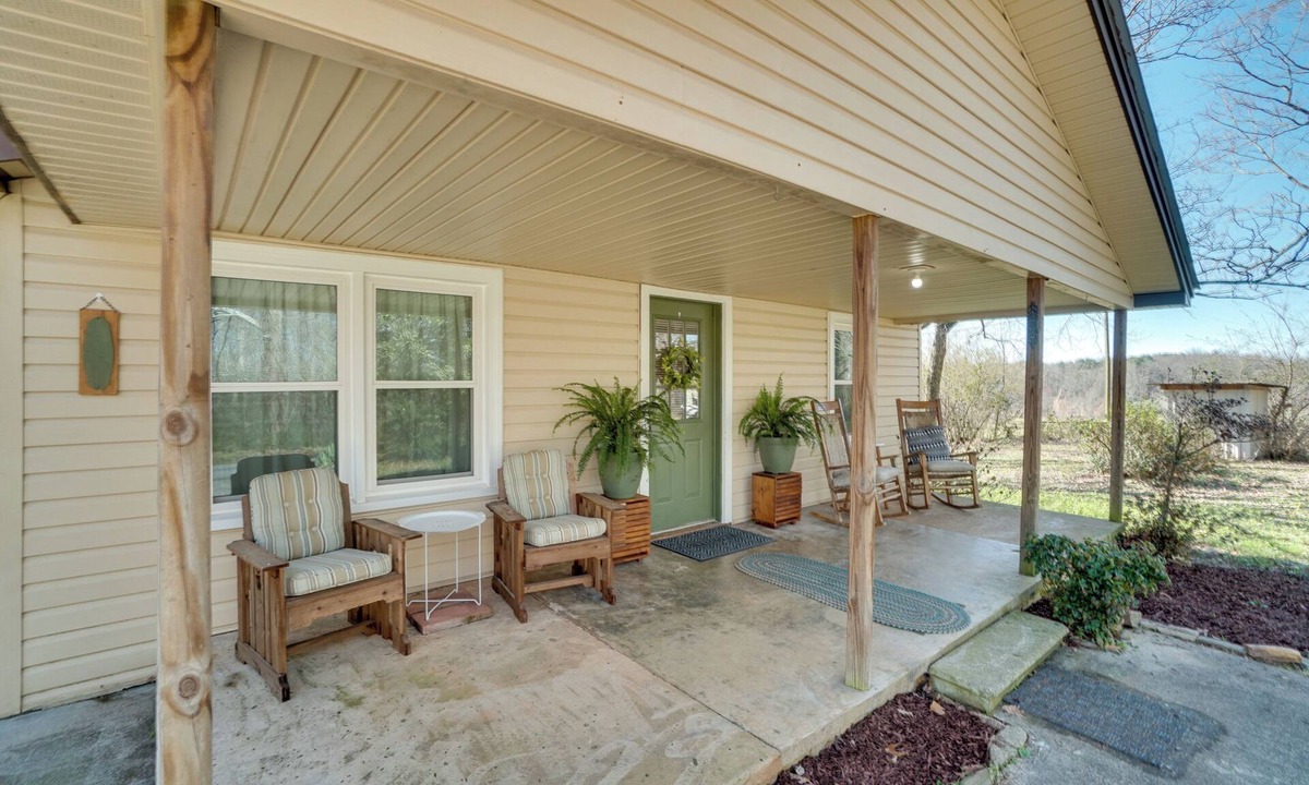 Dahlonega House | Wine Country Retreat w/Fire Pit + Sunroom!