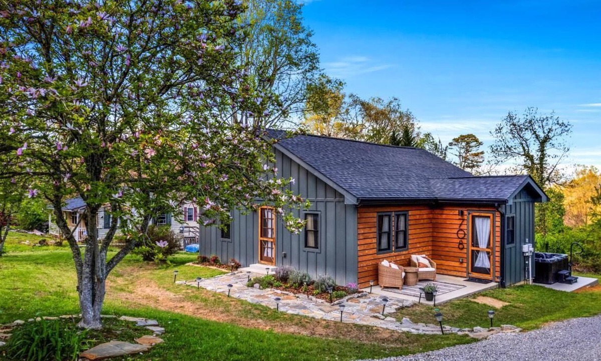 Balfour House | Wine & Wood-Wine Room Hot-Tub 5 Mins to Downtown