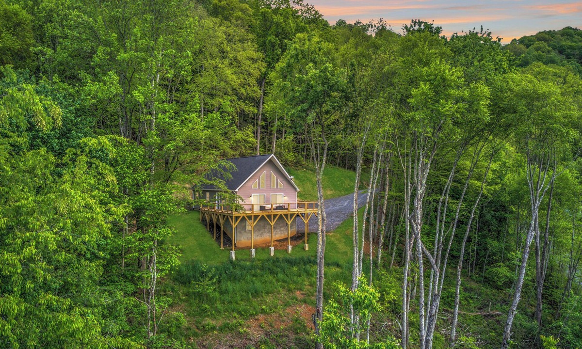 Heavens Holler Ski Chalet | WNC Retreat Views Hot Tub Hiking Games
