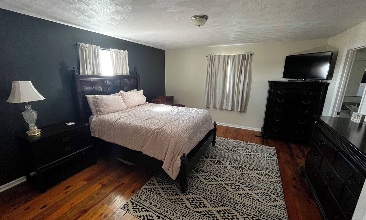Hickory House | Wonderful 3-bedroom house with large fenced backyard in welcoming Granite Falls