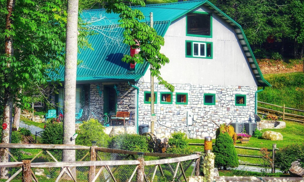 Sugar Grove Cabin | Wonderful Barn with Hot-tub and Petting Zoo in Sugar Grove, North Carolina