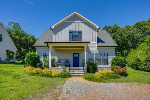 Lookout Valley Neighborhood Association House | Wooded Escape w/Beautiful Backyard + Mtn Views!