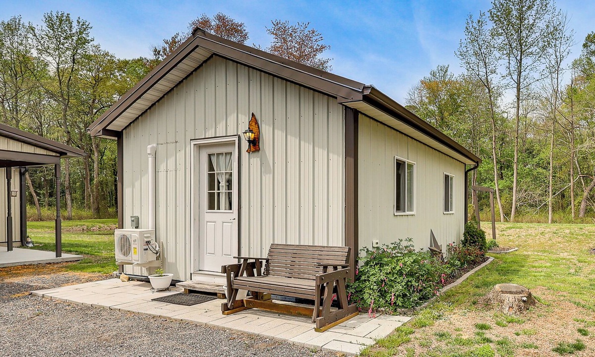 Marydel Cabin | Woodsy + Secluded! Amish Country Retreat in Hartly