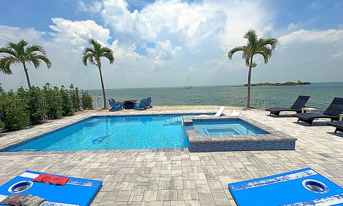 Marathon House | World-Class Oceanfront Pool/Hot tub Sunset Escape `The Lighthouse`