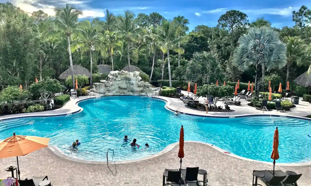 Ole Condo | WOW! Clean, Coastal-Inspired 3 BR 2.5 BA Popular Ole' Resort! - Lely Resort