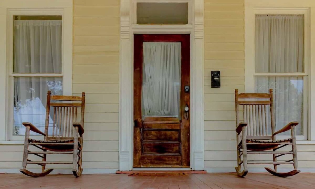 Columbus House | Wrap-Around-Porch & Pet-Friendly- Cozy Uptown Home
