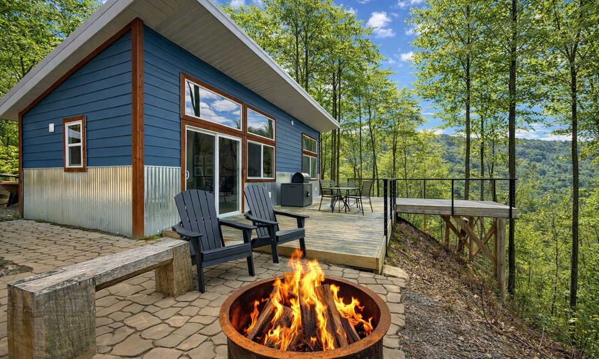 Robbinsville House | Wrigs Ridge | Tiny Cabin w/Views & Creek Sound