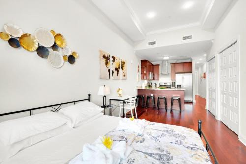 Olde Kensington Apartment | XL Studio - Premier Studio with Gym Access