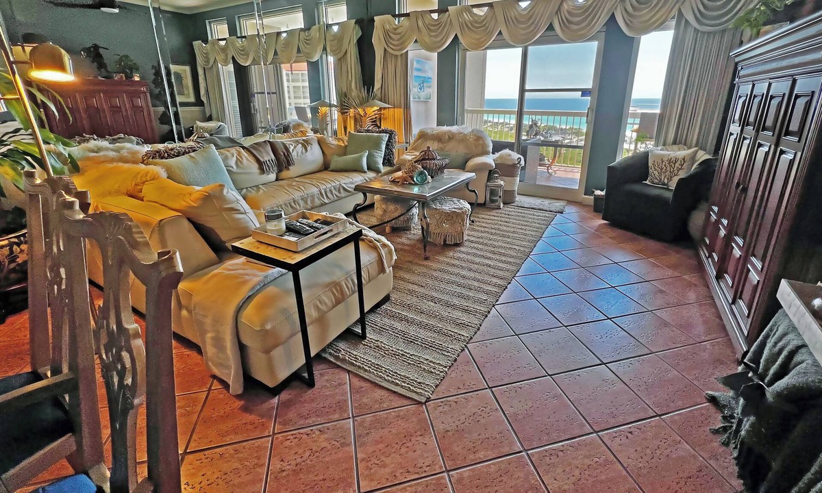 Sandestin Condo | You are the only one missing here! Penthouse 75" tv/2 bikes, pickleball .