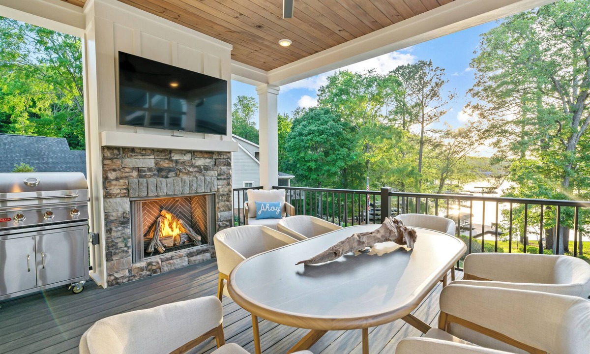 Eatonton Cottage | You Take the Helm on this yacht on land at The Captains Quarters on Lake Oconee.