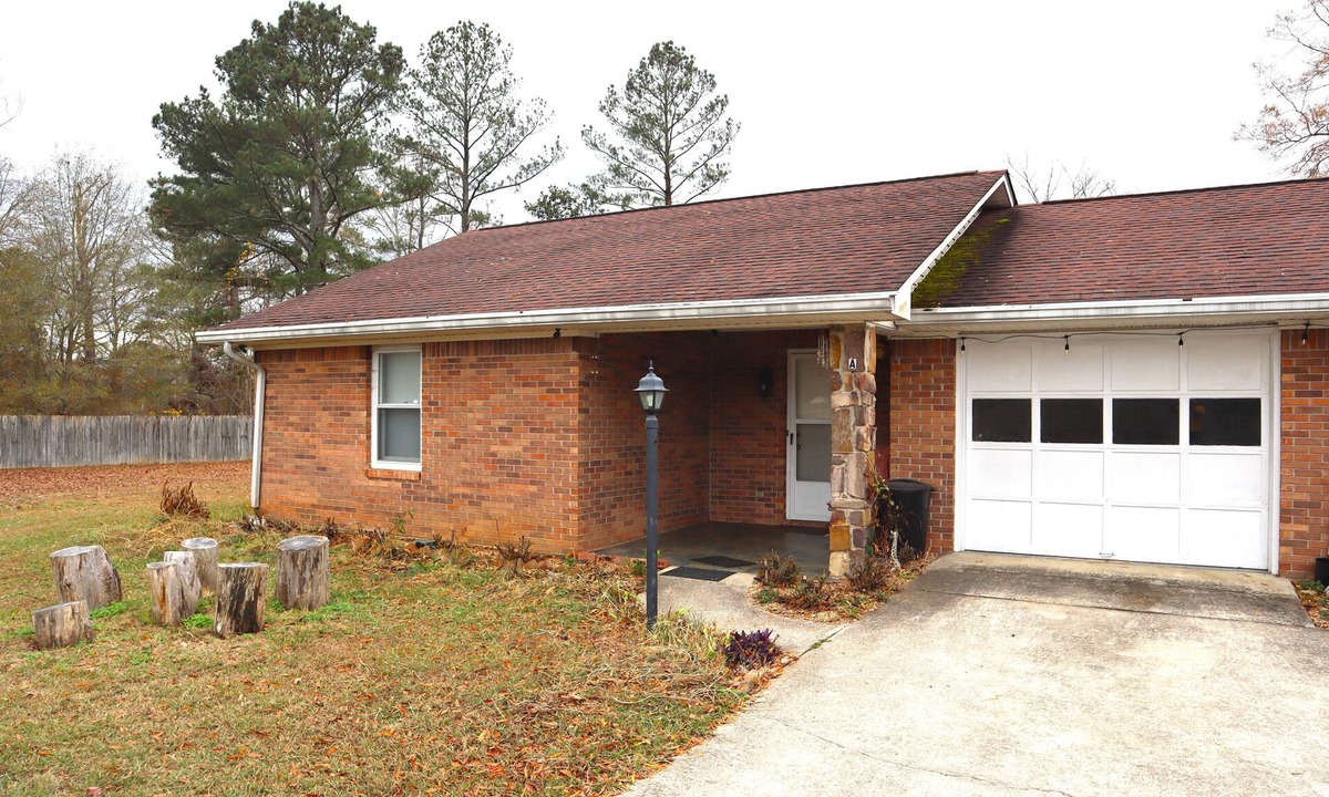 Mount Berry House | Your Side of Paradise: Gem in a Duplex Haven near Berry College & Tennis Courts