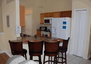 10 Min From Disney,wi-fi,netflix, gas heated private pool,2 masterbed, sleeps 8