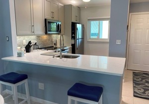 2/2 BEACH CONDO, WALK TO BEACH AND SHOPPING