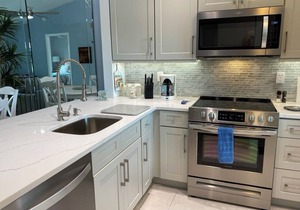 2/2 BEACH CONDO, WALK TO BEACH AND SHOPPING