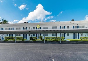 2 Bed, 2 Bath Condo with Pool in The Moorings 🌴 Less than a mile to the Gulf 🌊