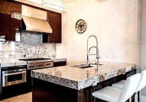 2 Bedroom Condo 326030 by Houzlet