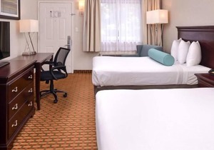 2 Miles to Universal! Comfy Unit, Pool, Breakfast, Parking, Shuttle