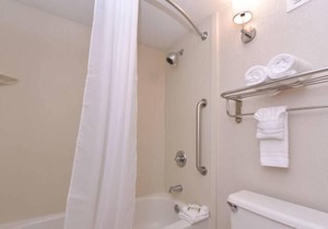 2 Miles to Universal! Comfy Unit, Pool, Breakfast, Parking, Shuttle