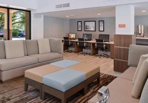 2 Miles to Universal! Comfy Unit, Pool, Breakfast, Parking, Shuttle