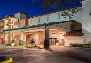 2 Miles to Universal! Comfy Unit, Pool, Breakfast, Parking, Shuttle