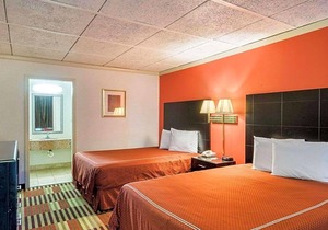 2-Star Hotel ∙ Rodeway Inn Newark