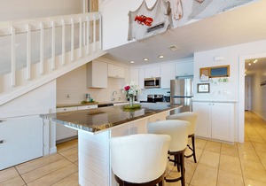 2-story Condo Gulf Front, Near Shopping/Dining