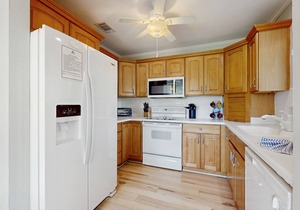 2-story townhouse with 2 balconies & patios, pool access, fast WiFi, AC