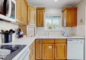 2-story townhouse with 2 balconies & patios, pool access, fast WiFi, AC