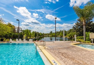 2nd floor condo w/ gym, shared pools, balcony, sauna, hot tub, near theme parks