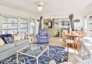 3 bedroom Cottage-Walk to the beach
