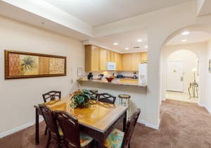 3rd floor condo w/ sauna, shared pools, balcony, gym, hot tub, near theme parks