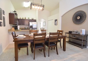 4 bed pool home, 2 king suites, west-facing pool, games room, Disney 11 miles!