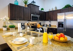 4 bed pool home, 2 king suites, west-facing pool, games room, Disney 11 miles!