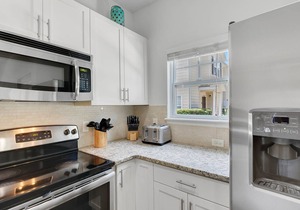 4 Bedrooms/3 Bathrooms/Lucaya Village (11-104)