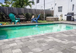 4BD WITH POOL AND BALCONY NEAR BEACH AND DOWNTOWN