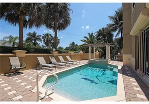 5 Bedroom Home, Easy Walk To The Beach, Very Private Pool Setting