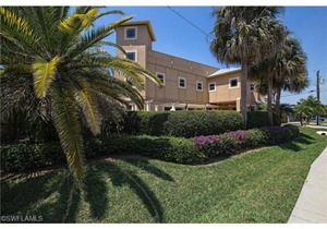 5 Bedroom Home, Easy Walk To The Beach, Very Private Pool Setting