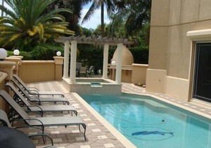 5 Bedroom Home, Easy Walk To The Beach, Very Private Pool Setting