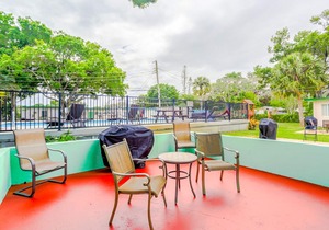 #5 Heated Pool, Private Patio & Grill, 1BR+sunroom