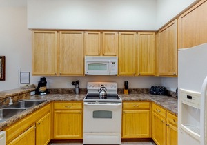 5th floor condo w/ sauna, shared pools, hot tub, gym, balcony, near theme parks