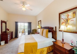 5th floor condo w/ sauna, shared pools, hot tub, gym, balcony, near theme parks