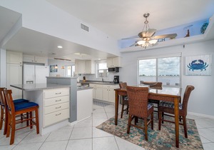 654 Waterside Condo w/Pool, Lanai & Walk to Beach