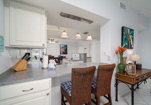 654 Waterside Condo w/Pool, Lanai & Walk to Beach