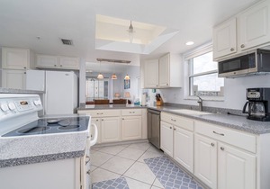 654 Waterside Condo w/Pool, Lanai & Walk to Beach