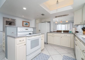 654 Waterside Condo w/Pool, Lanai & Walk to Beach